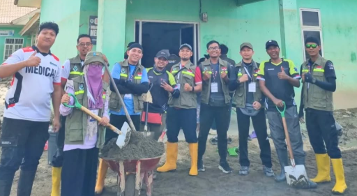 Tim Medis NTB Gotong royong bersama tenaga kesehatan setempat untuk melakukan restorasi fasilitas puskesmas yang terdampak